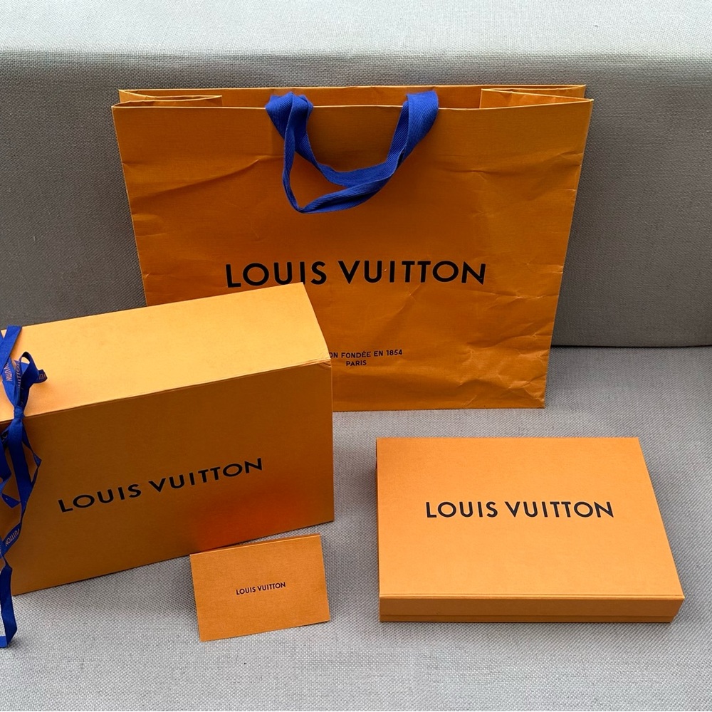 Authentic Louis Vuitton bag, box, and Dust Bags..Read Descri…
